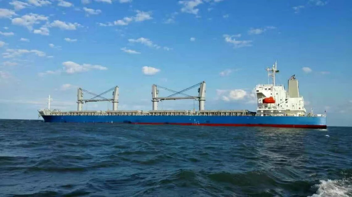 長(zhǎng)城海運(yùn)首次自有駁船過(guò)駁裝運(yùn)